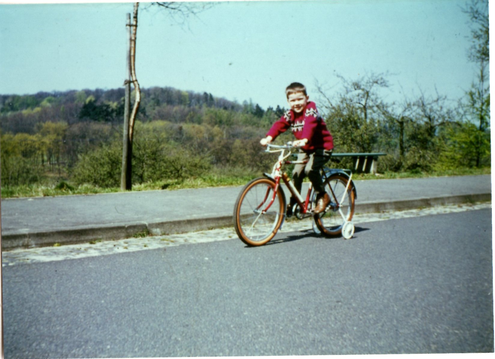 Das bin ich - 1967 - bei meinen ersten Fahrradversuchen ... - Kategorien: Fahrrad / Velo Ratgeber (Tipps Tricks) Radtouren Ratgeber 